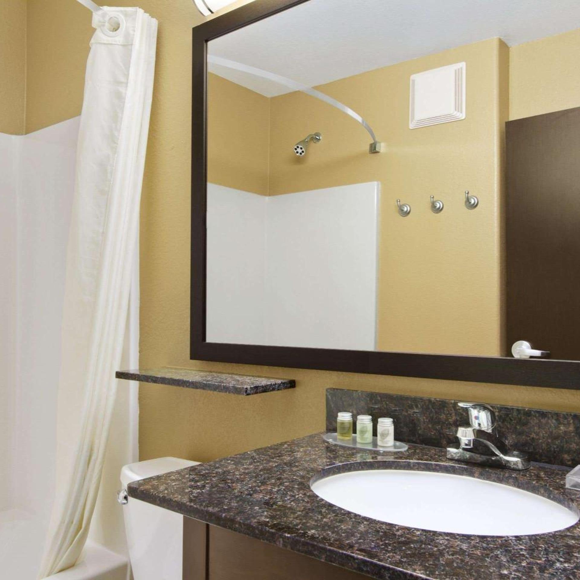 Room, 2 Queen Beds, Bathtub, Accessible, Microtel Inn and Suites By Wyndham Round Rock 7/7