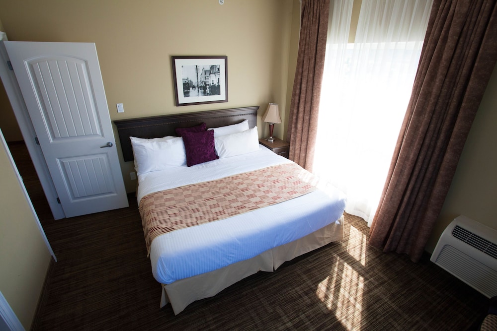 Days Inn By Wyndham Surrey 12/36