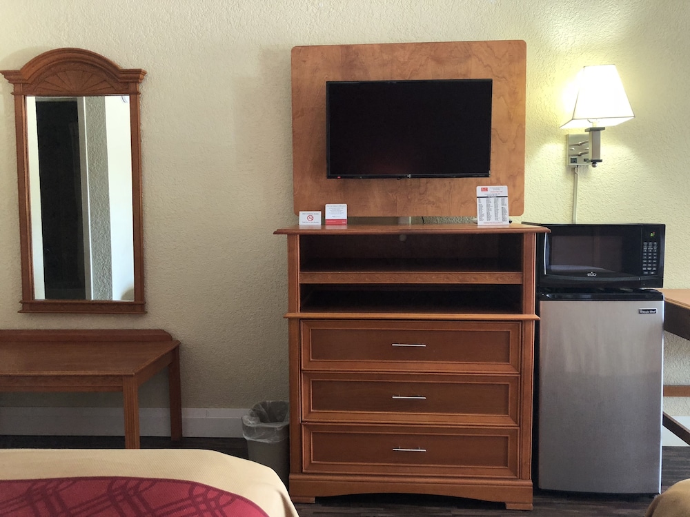 Econo Lodge Pine Bluff AR 35/35