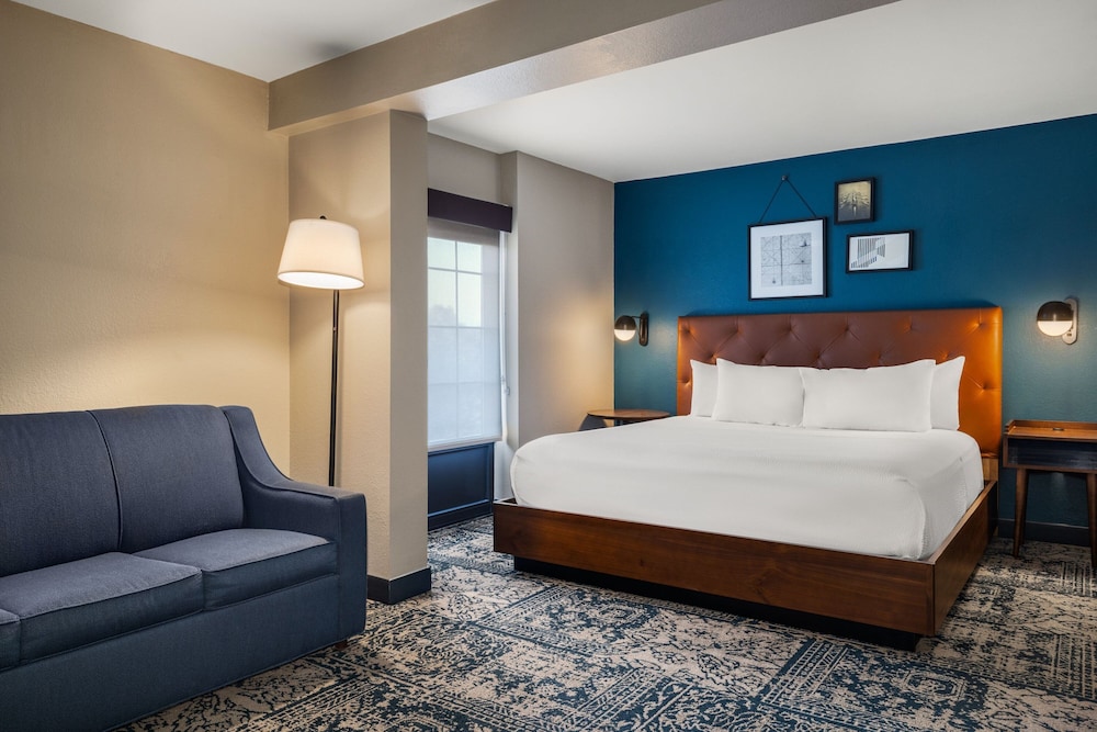 DELUXE, KING BED, SOFA