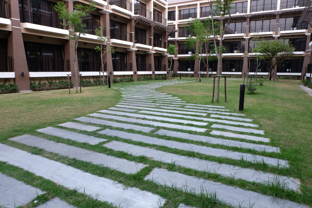 Summer Tree Hotel 4/68