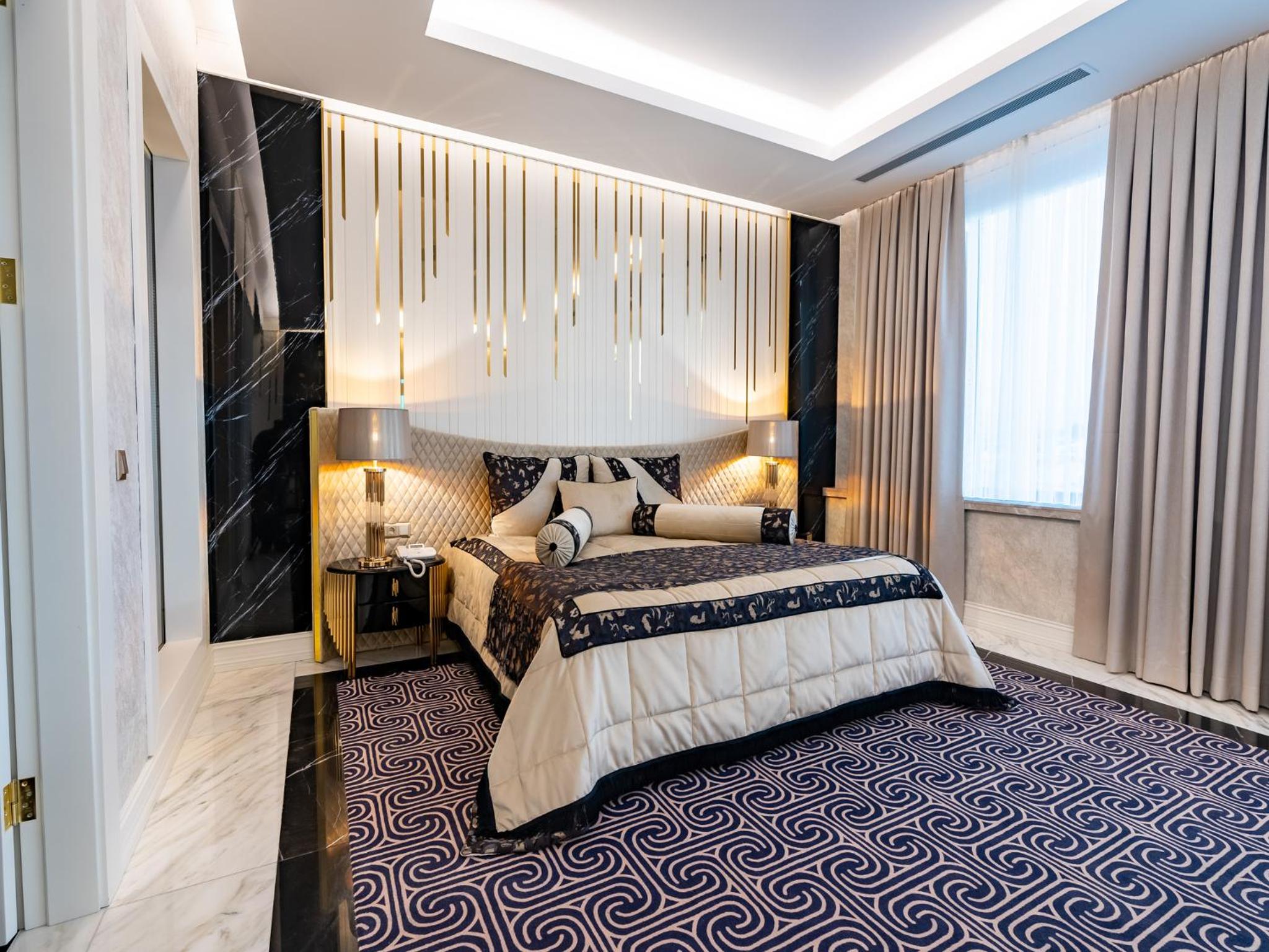 Executive, Suite
