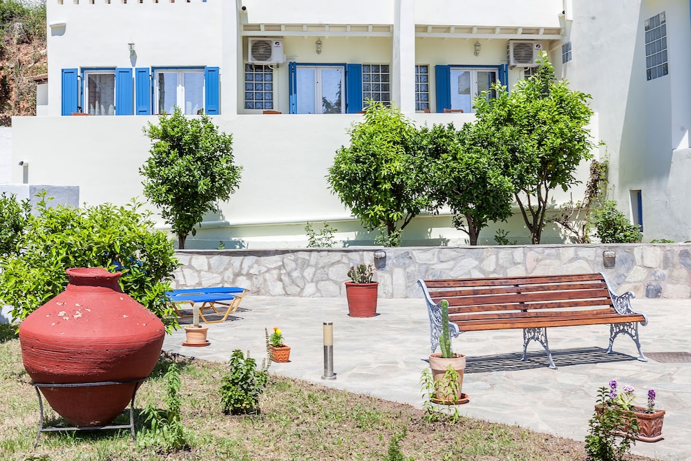 Stafylos Suites Boutique Hotel 48/50