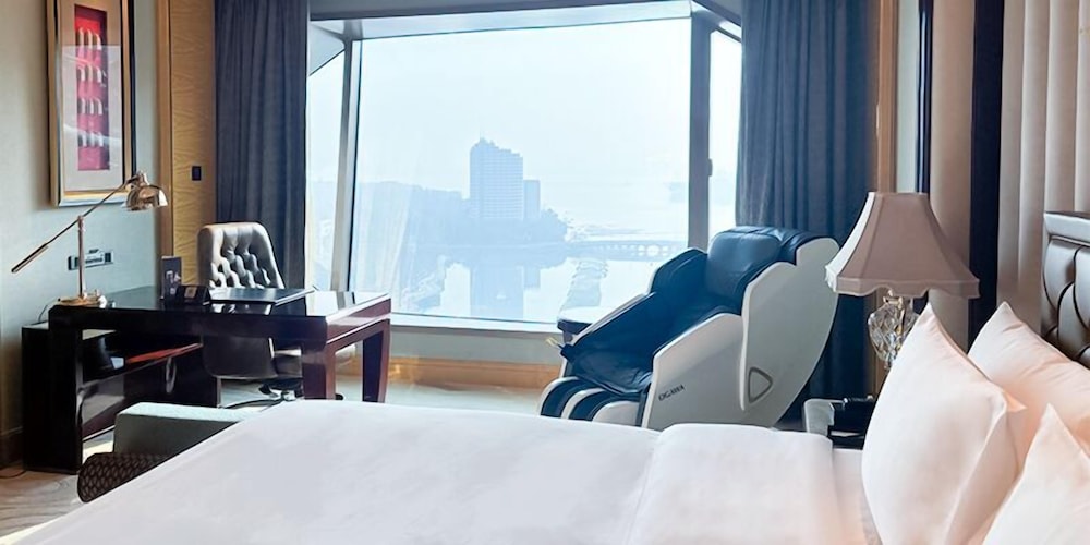 غرفة غراند ديلوكس بسرير مزدوج بإطلالة على البحيرة، Wanda Reign Wuhan 2/3