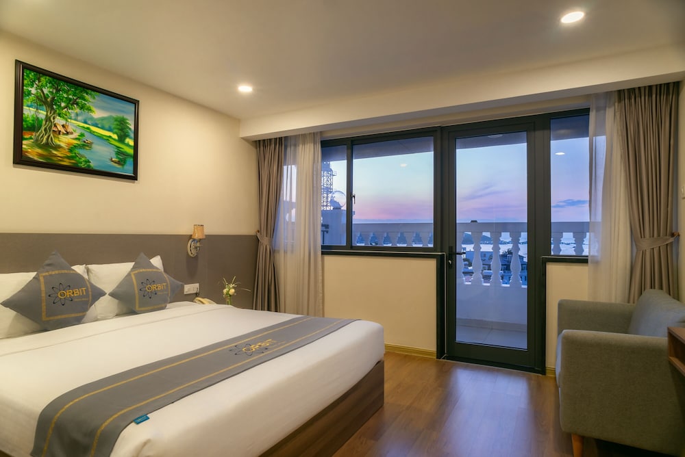 غرفة بريميير بسرير كينج بإطلالة على البحر، Orbit Hotel 3/7