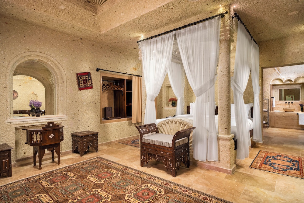 Cave, King Bed