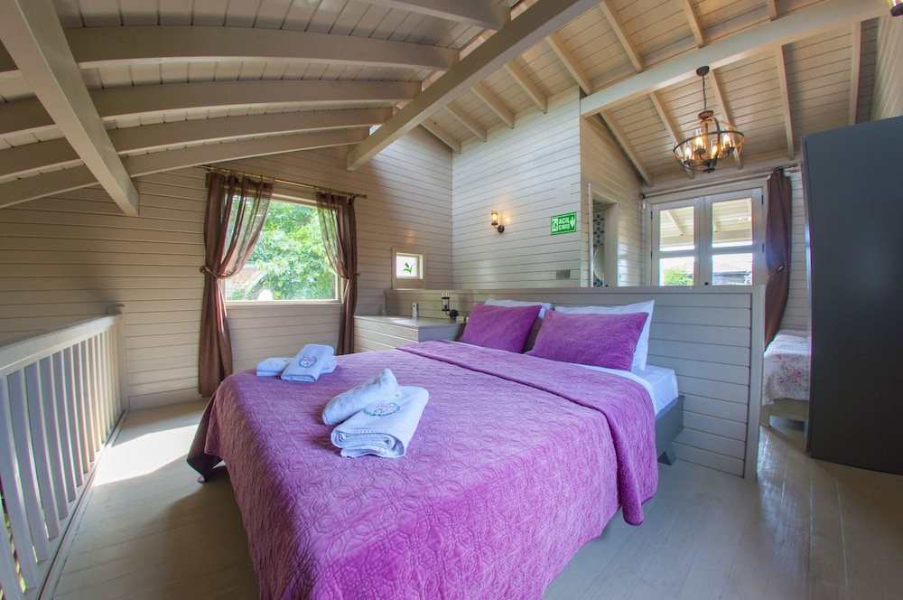 Country, Junior, Villa, Queen Bed