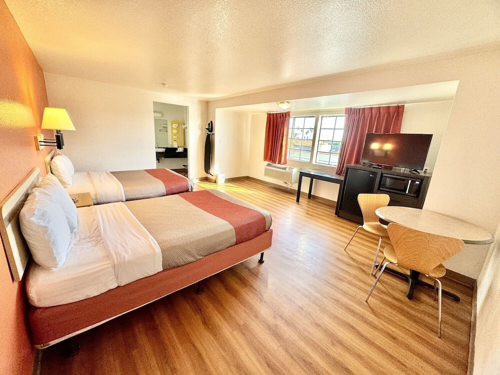 1 Queen Bed - ADA/Tub/Hear/Micfridge