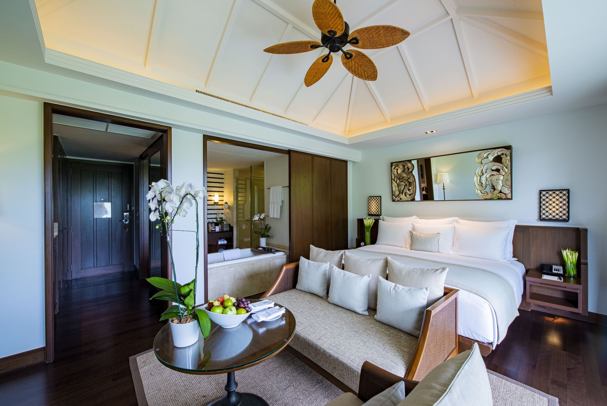 2 Bedrooms, Pool, Suite, King and Twin Beds 8/10