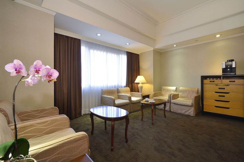 Lees Hotel 44/51