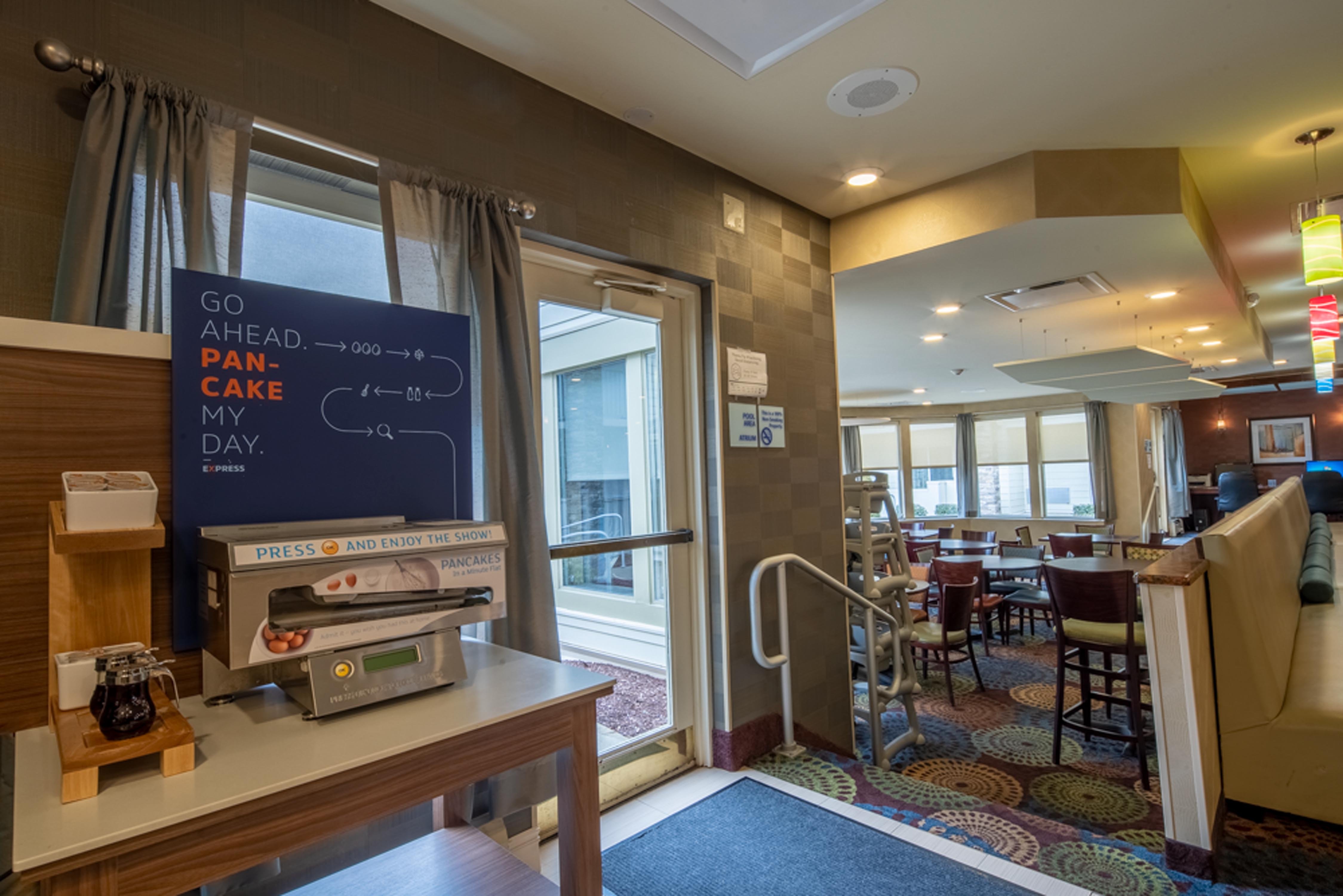 Holiday Inn Express Hotel And Suites Pittsburgh Airport 11/64