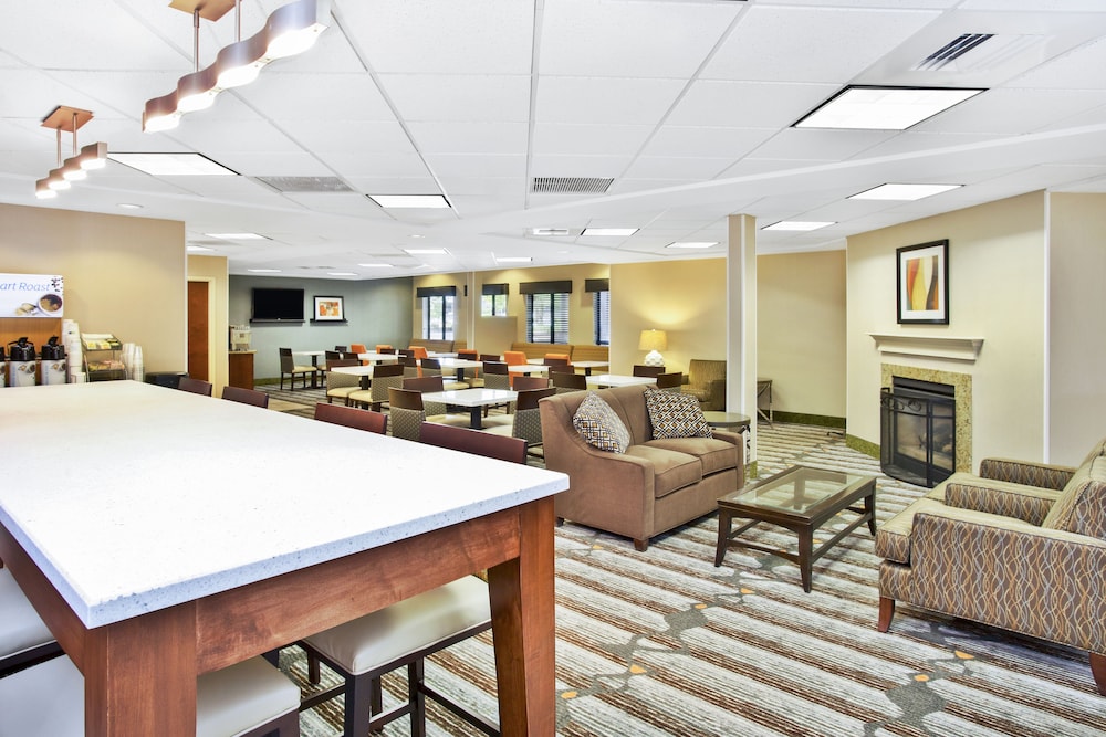 Holiday Inn Express Hotel And Suites Bradley Airport 52/74
