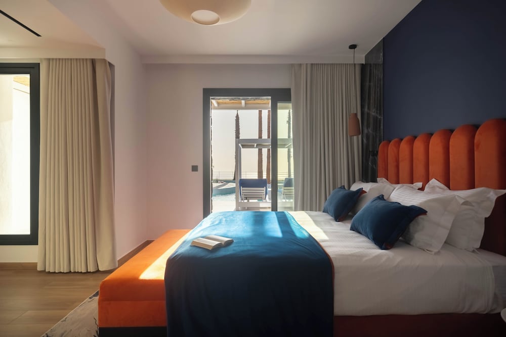 Lagoon, Suite, King Bed, Sea View, Shared Pool