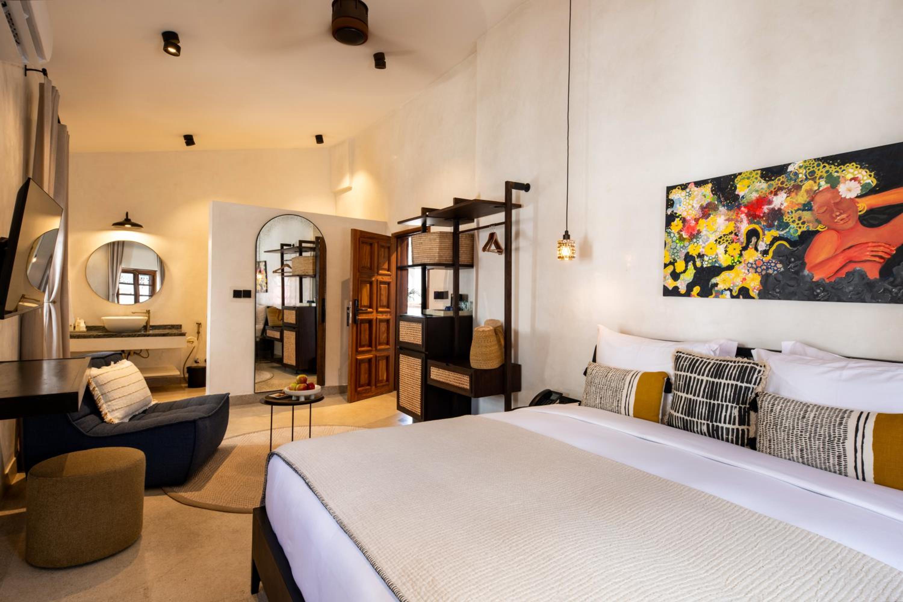 DELUXE, KING BED