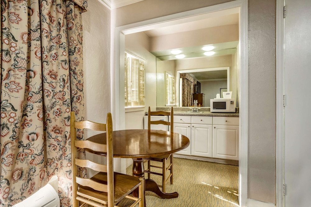 Americas Best Value Inn Historic Clewiston Inn 45/56