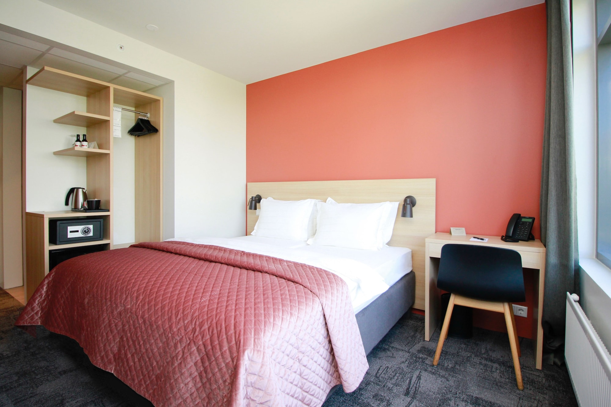DELUXE, DOUBLE OR TWIN BED, PRIVATE BATHROOM