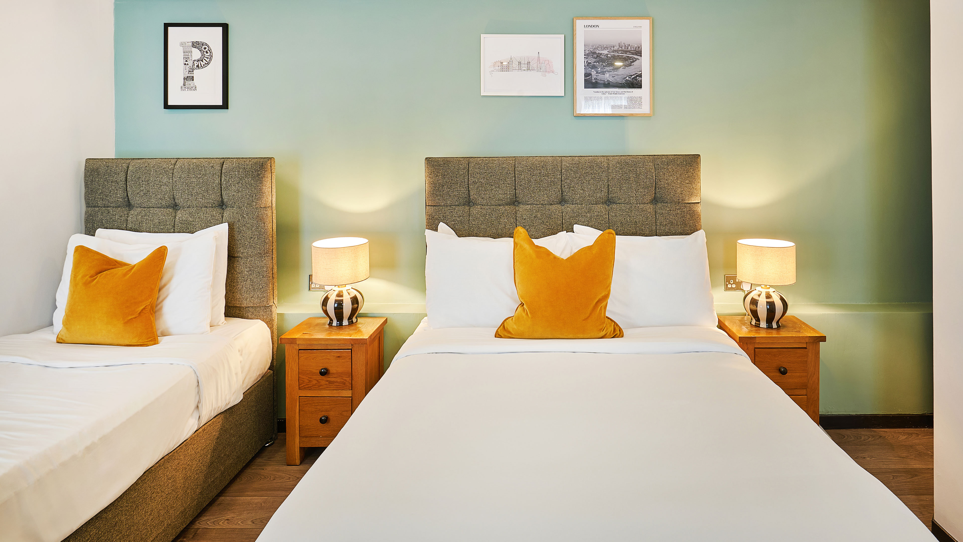 Huttons Hotel, Victoria London 27/63