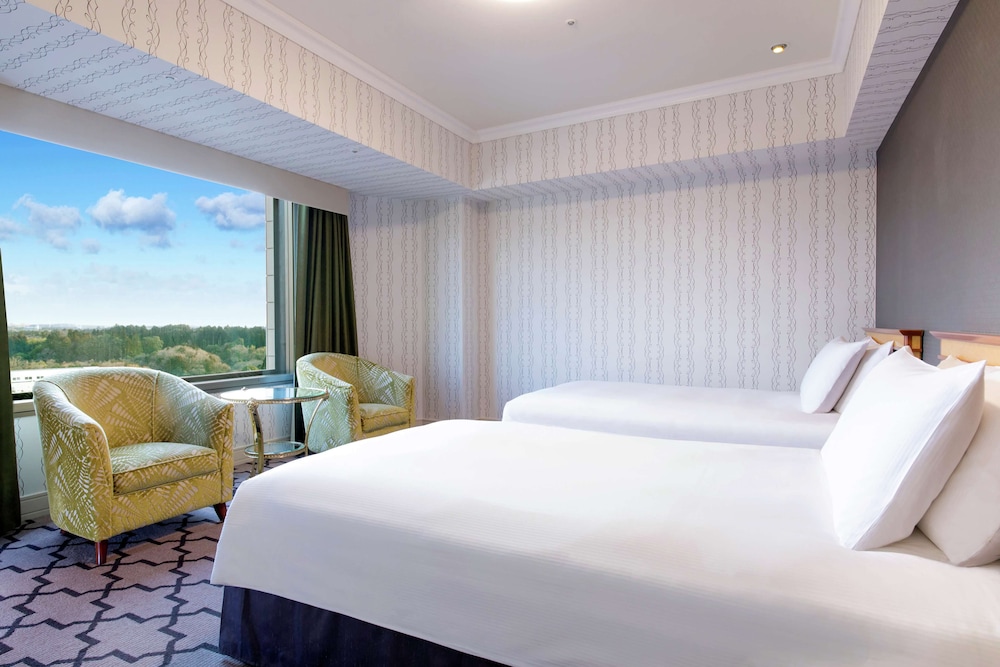 SUITE, TWIN BEDS
