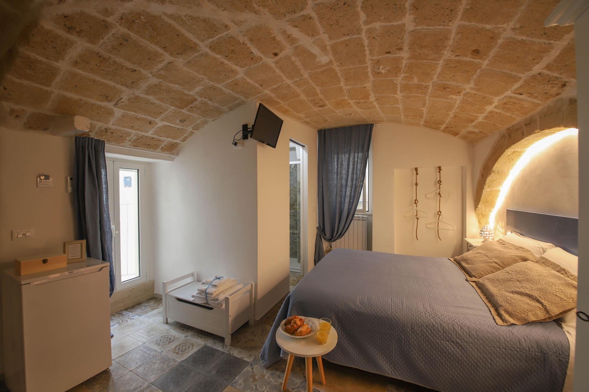 BASIC, QUEEN BED, PRIVATE BATHROOM
