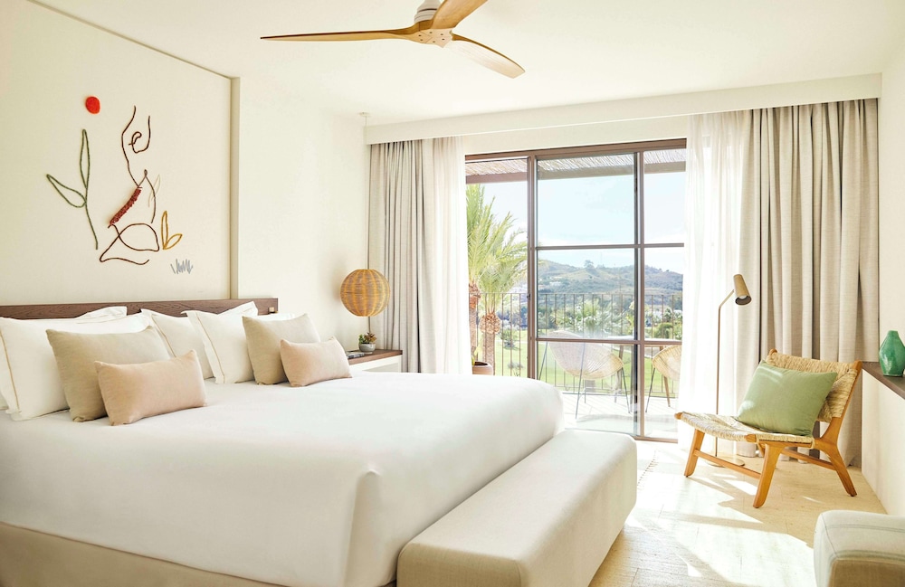Deluxe, King Bed, Golf Course View