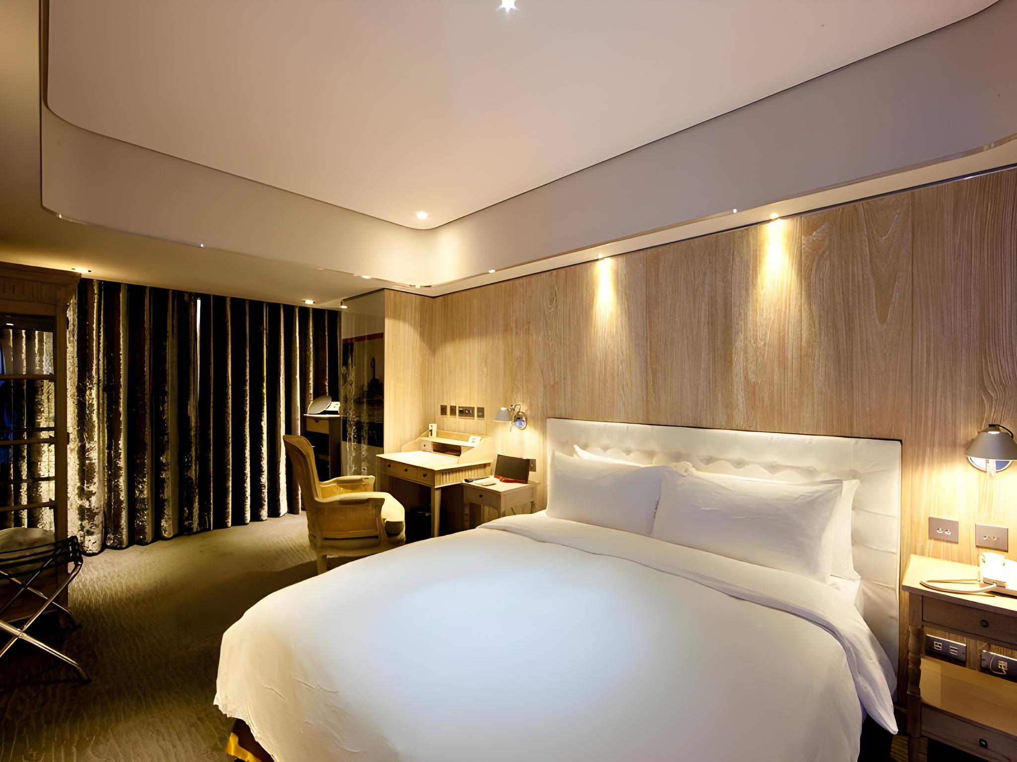 ELEGANT, TWIN BEDS