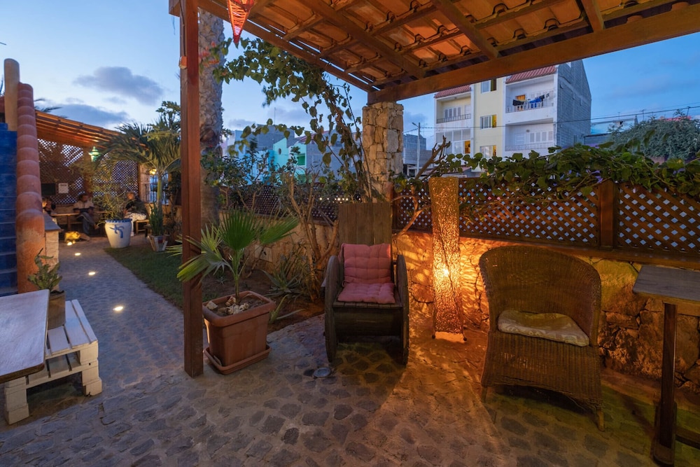 Sakaroule Bed And Breakfast 32/33