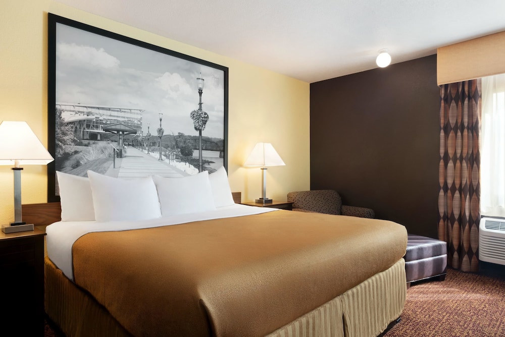 Super 8 by Wyndham Des Moines 12/29