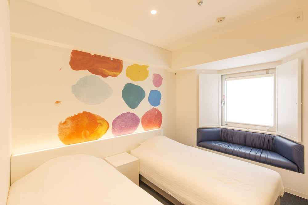 HOLLYWOOD, TWIN BEDS