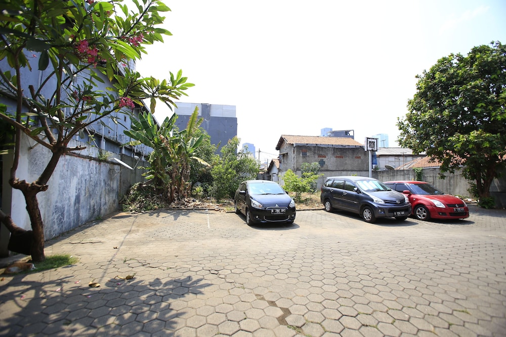 RedDoorz Plus at Karet Pedurenan 3 1/49