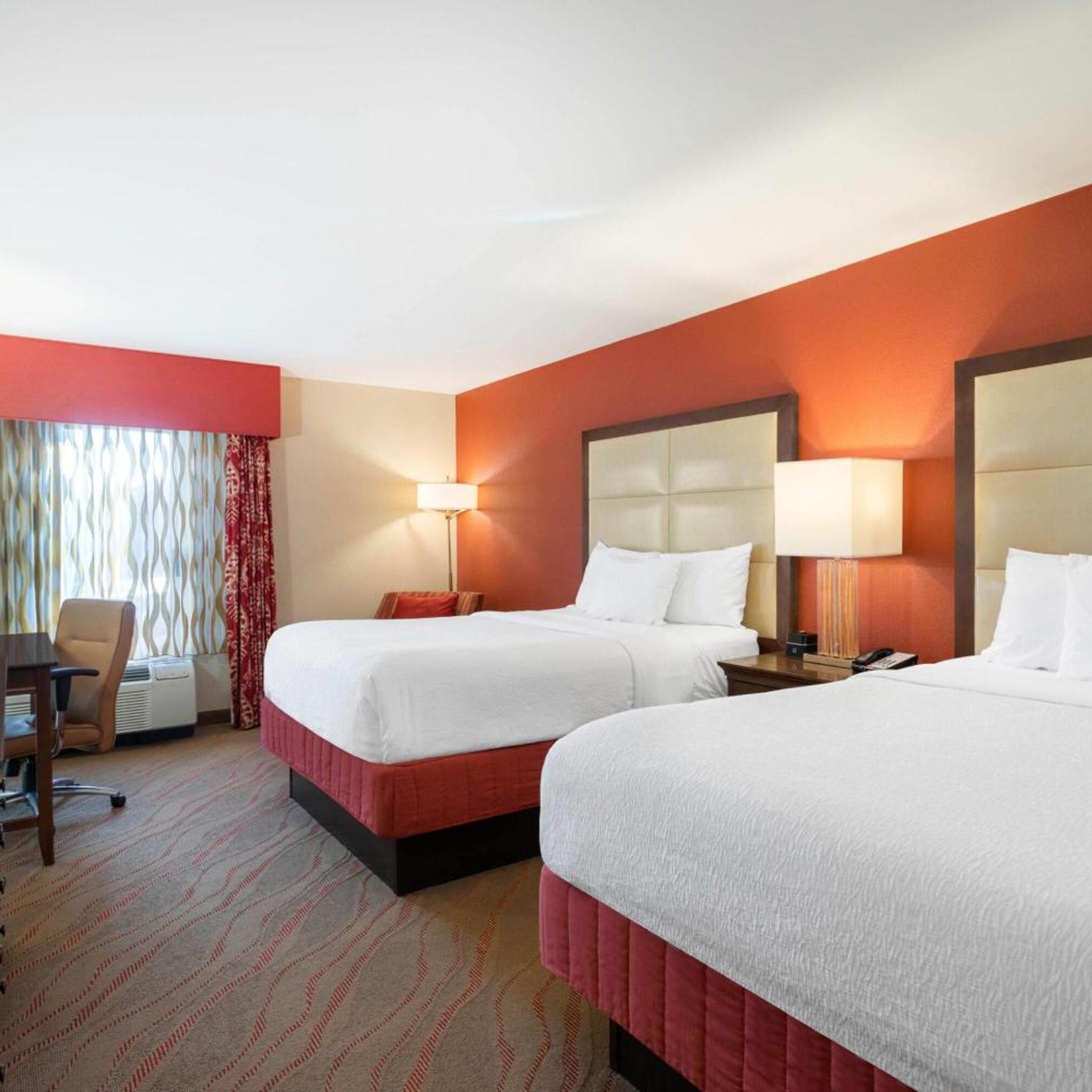 غرفة بسرير كوين بشرفة، La Quinta Inn Suites Pigeon Forge 2/4