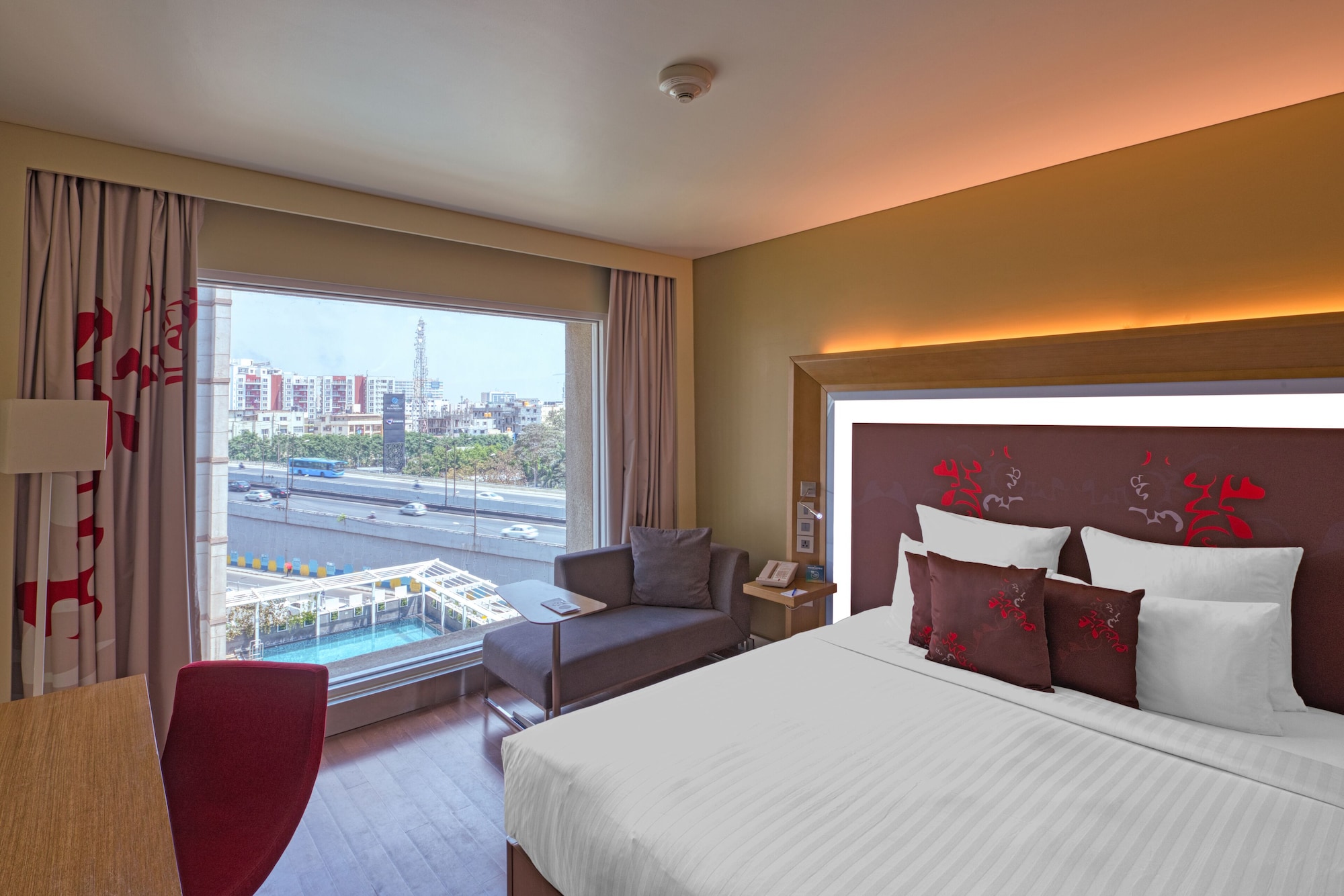 EXECUTIVE, KING BED