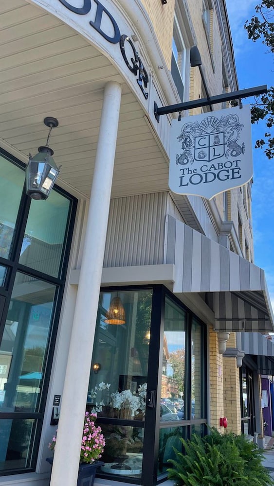 The Cabot Lodge 2/53