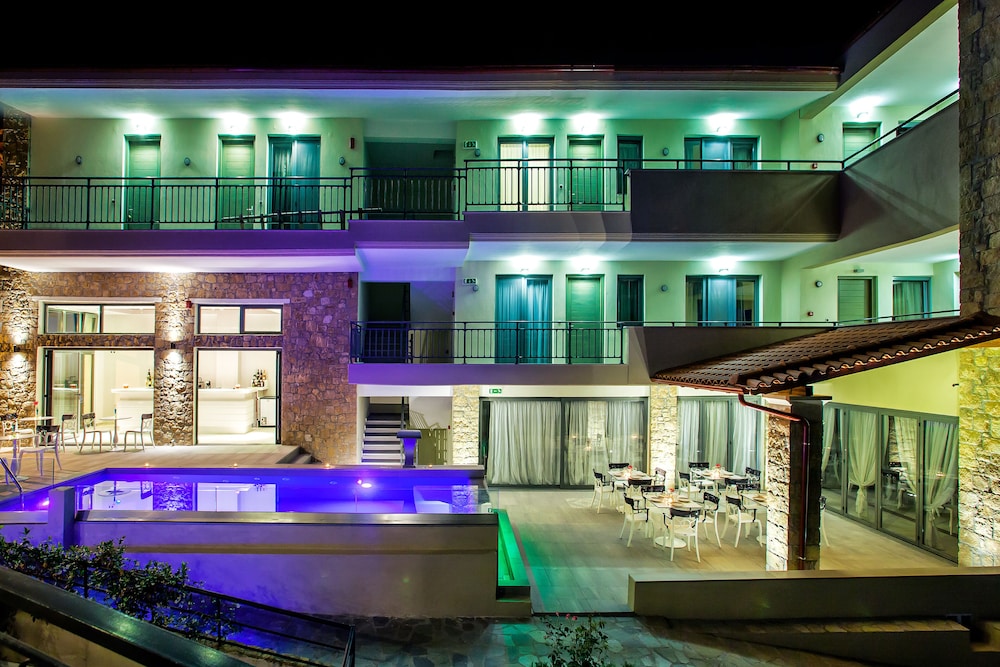 Core Hotel 2/50