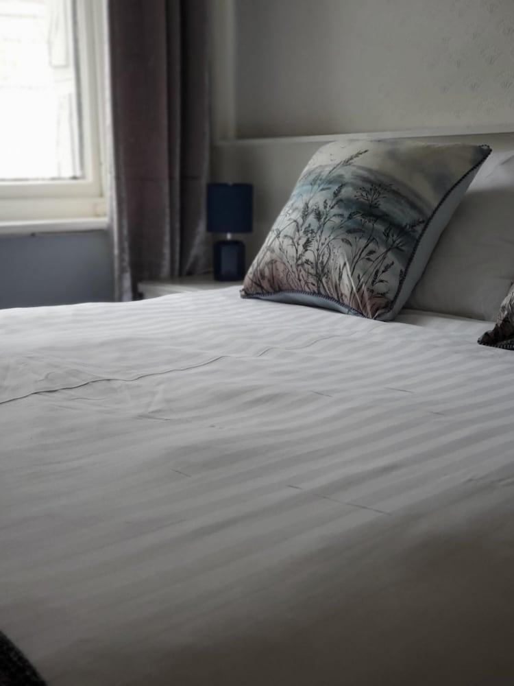 ROOM, DOUBLE BED
