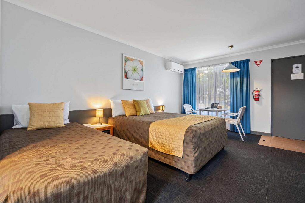 Upgrade, 1 Queen and 1 Single Bed