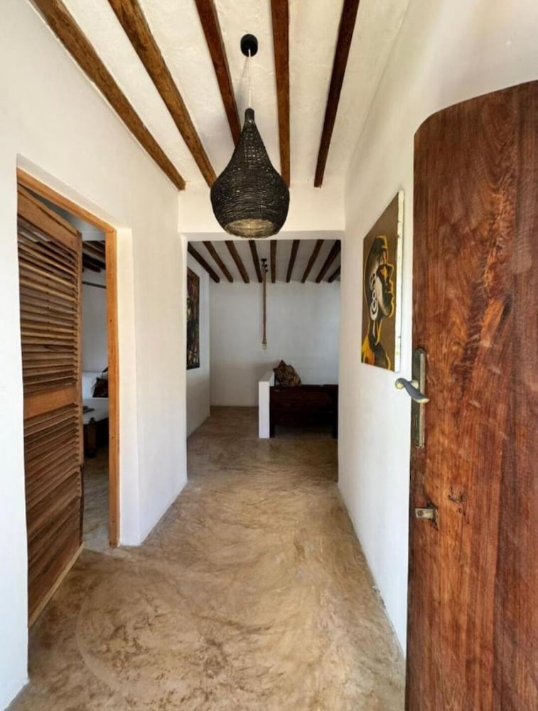 Mango Beach House 6/50