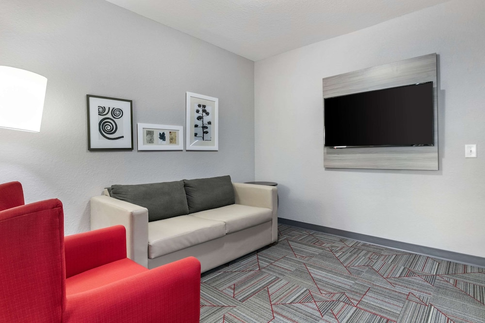 Clarion Pointe Columbus-Bradley Park 34/39