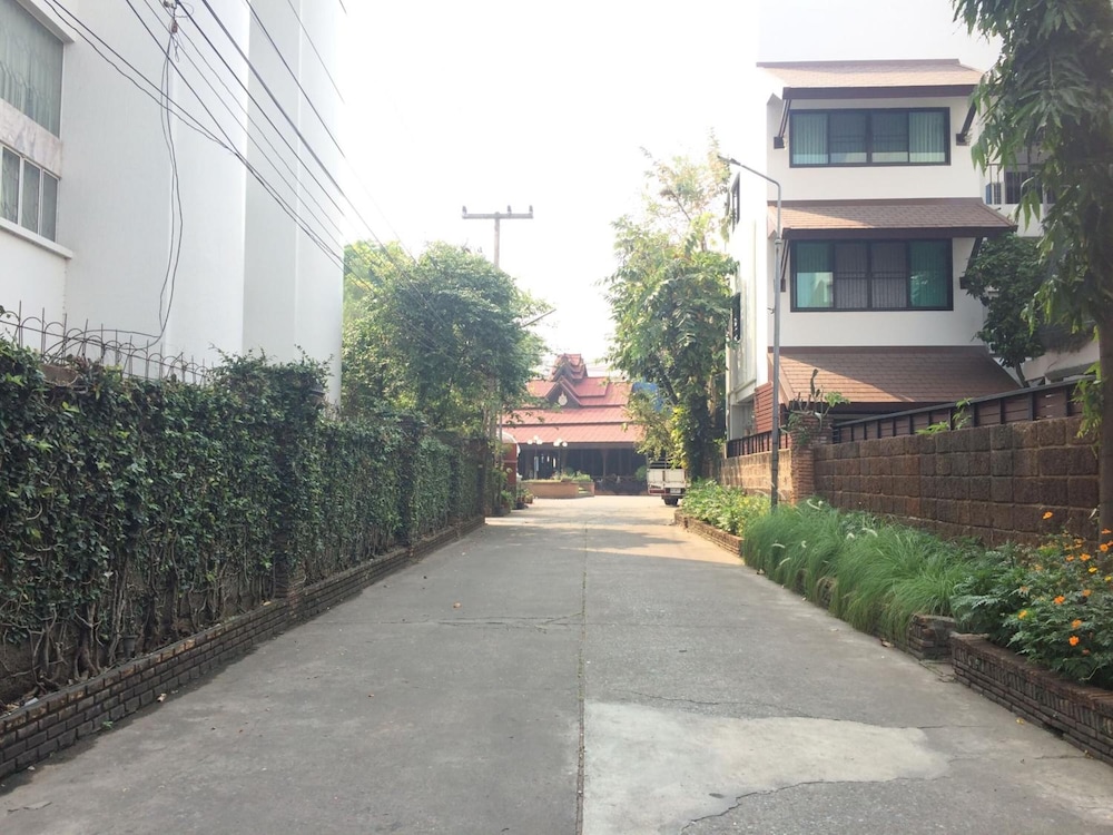 Changpuak Hotel 49/53
