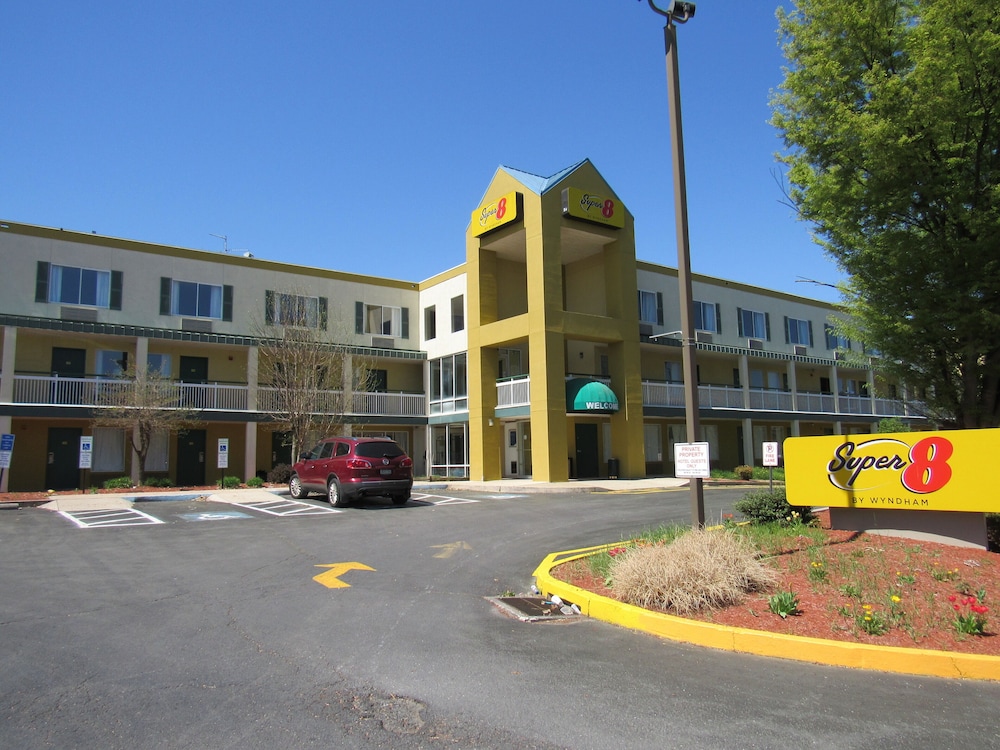 Super 8 by Wyndham New Cumberland 55/64