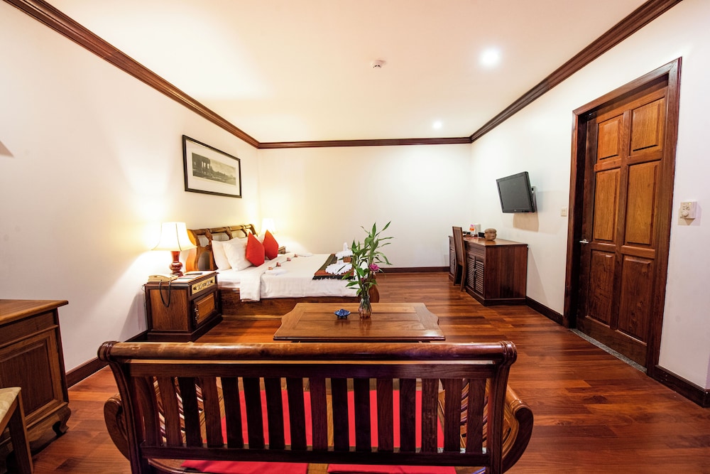 Royal Crown Hotel & Spa 54/70
