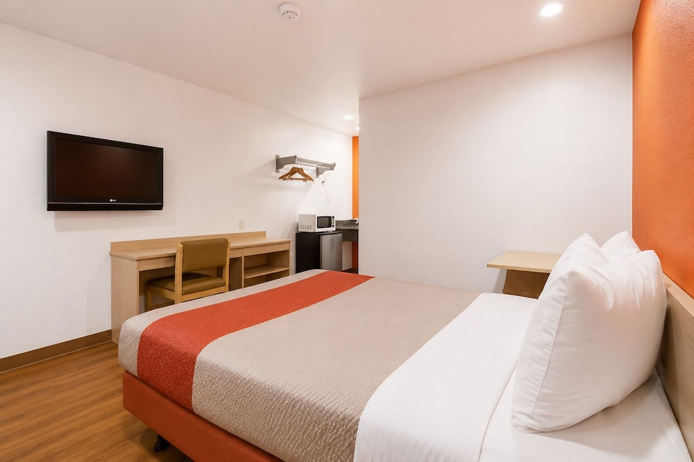 Motel6 Bakersfield, CA - Airport 23/63