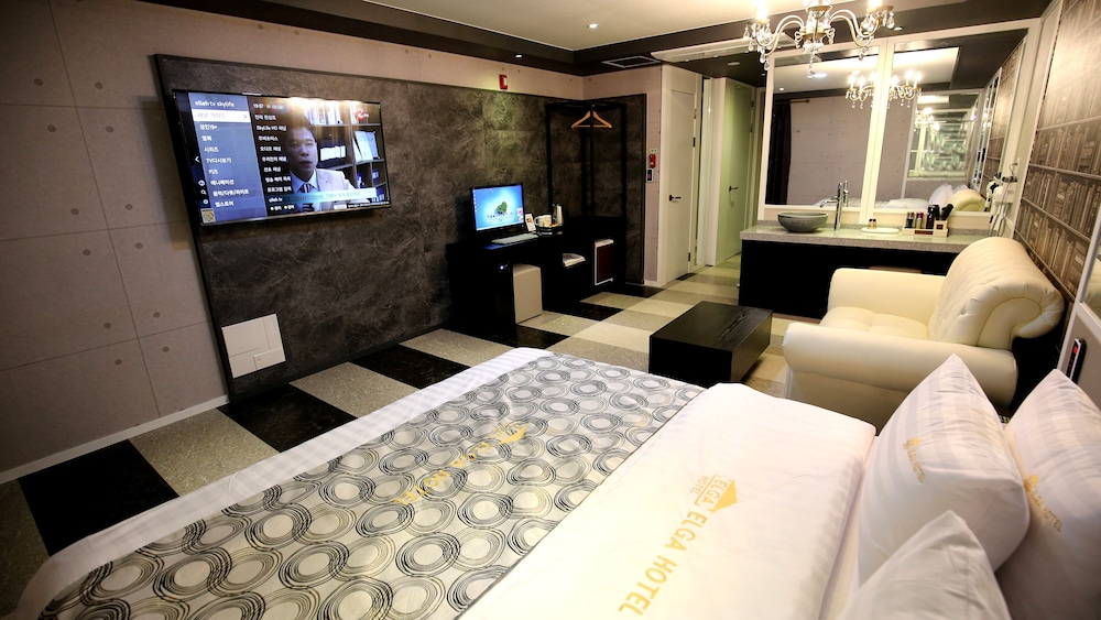 Elga Hotel 7/67