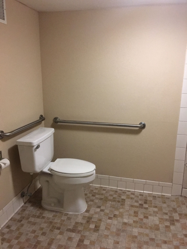Quality Inn and Suites Clarksville 15/39