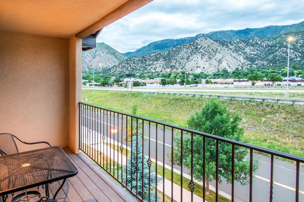 Comfort Inn & Suites Glenwood Springs On The River 20/27