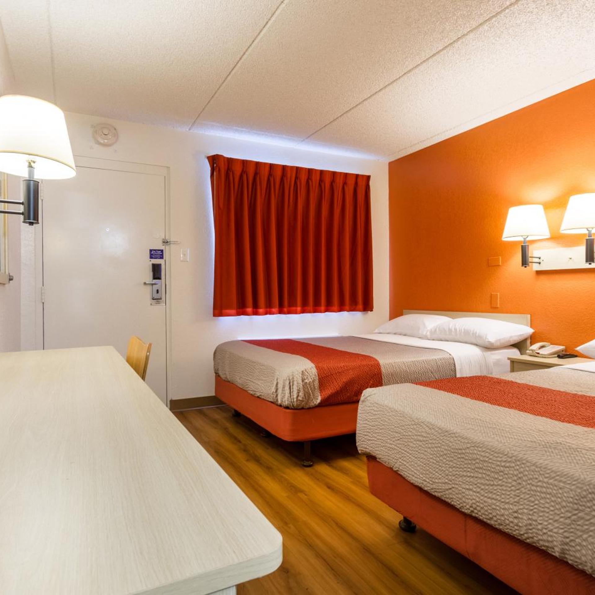 Deluxe, Quadruple, Motel6 Tempe, AZ – Phoenix Airport – Priest Dr 2/7