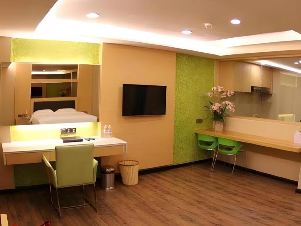 JC Mark Hotel 40/53