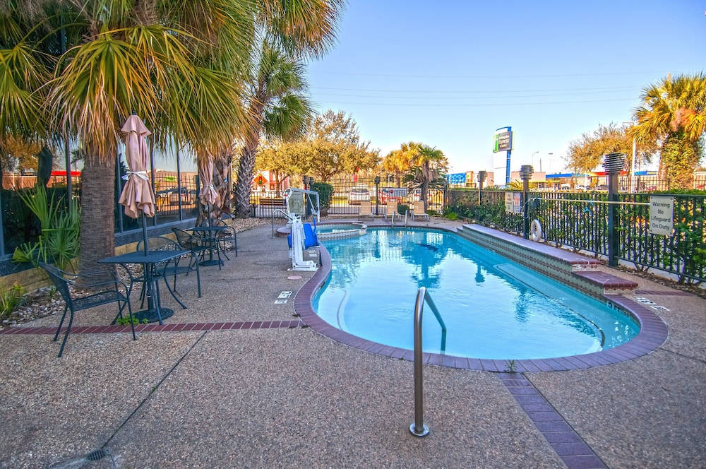Holiday Inn Express Hotel Suites Houston North Intercontinental 2/48