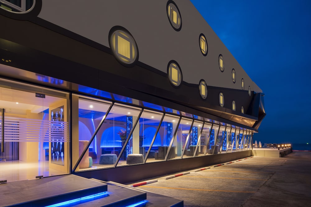 Rodina Beach Hotel 6/74