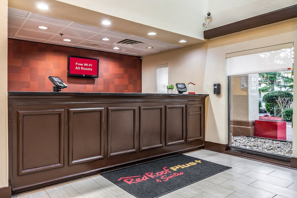 Red Roof PLUS & Suites Atlanta Airport South 9/35