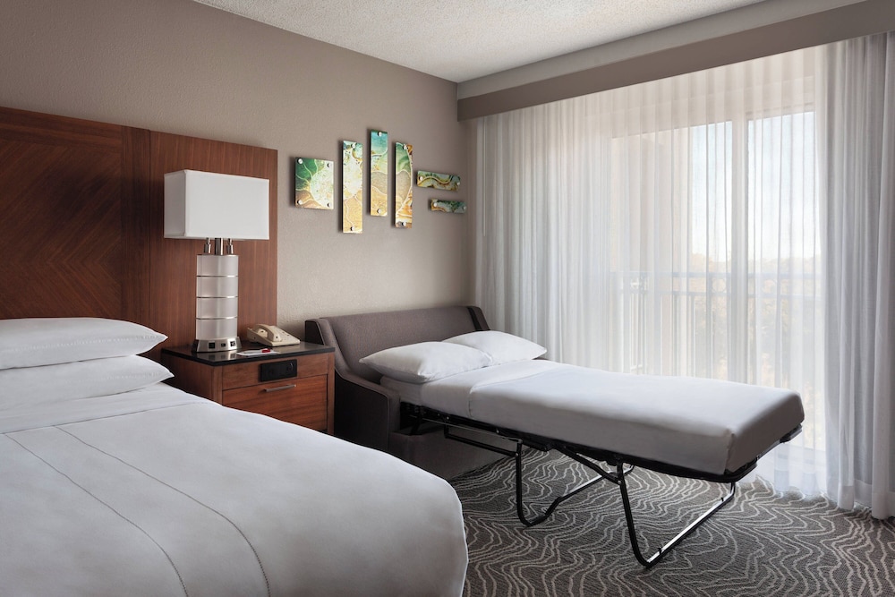 ROOM, KING BED, PARTIAL OCEAN VIEW